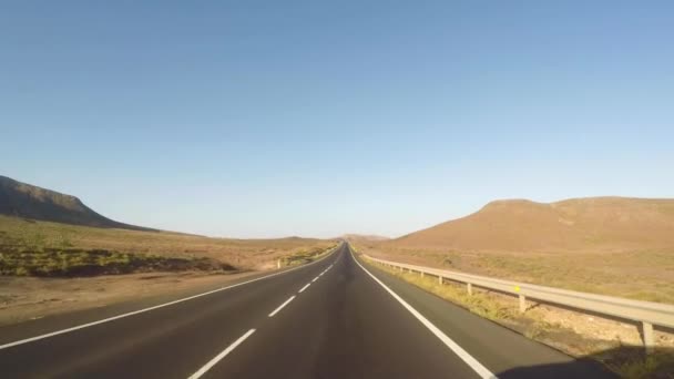 Dirigir Deserto Fuerteventura Dia Verão Estrada Vazia Espanha Com Colinas — Vídeo de Stock
