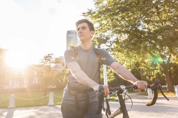 Homem Andando Bicicleta Chicago Jovem Caucasiano Sorrindo Seu Trajeto Cidade — Fotografia de Stock