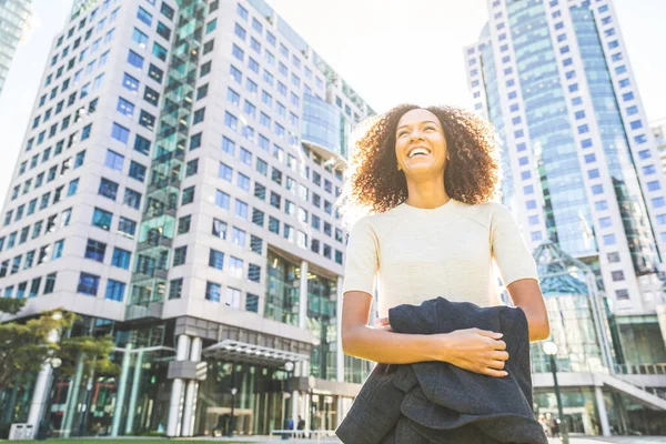 Retrato Exitoso Mujer Negocios Ciudad Mujer Raza Mixta Sonriente Con — Foto de Stock