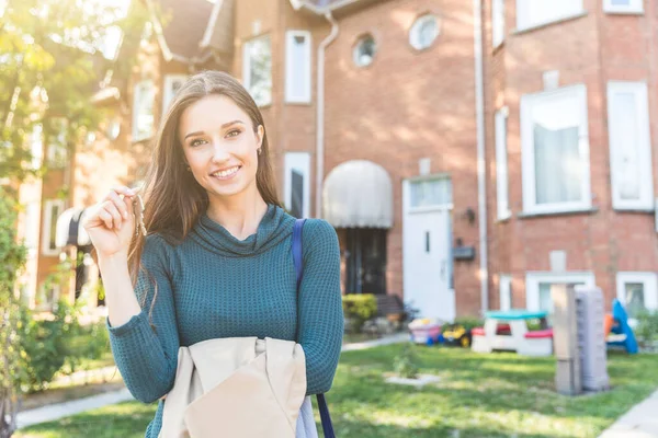 Happy Woman Holding Keys Her New House Toronto Fiatal Gyönyörű — Stock Fotó