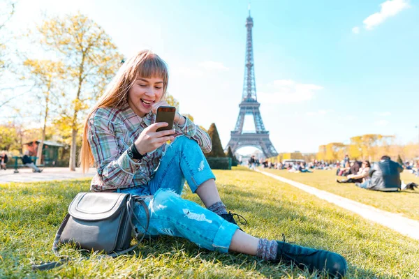 Menina Feliz Usando Telefone Paris Com Torre Eiffel Segundo Plano — Fotografia de Stock