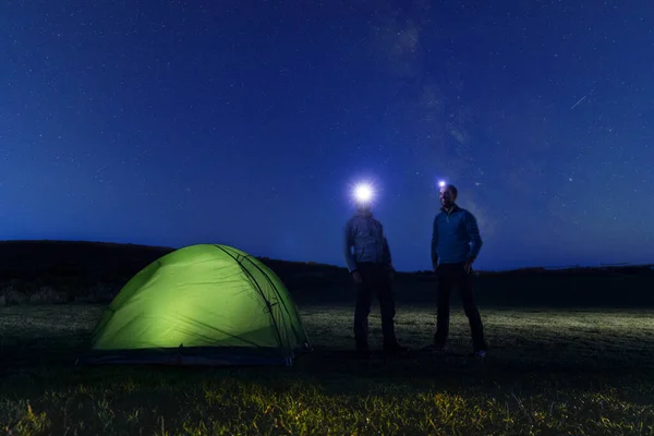 Man Headlight Staring Night Sky Two Men Standing Night Looking — Stock Photo, Image