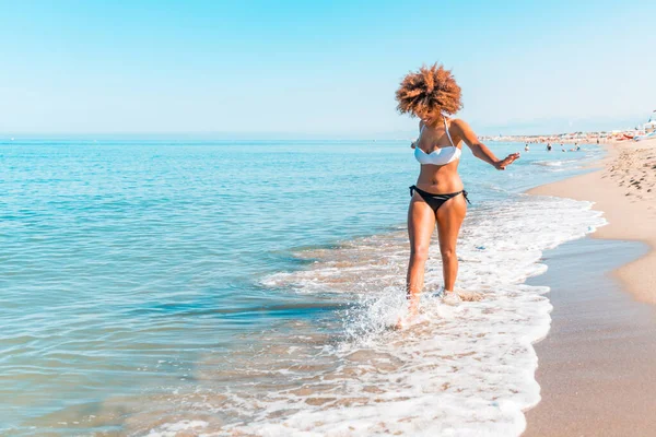 海で楽しむ幸せな黒人女性 若い女性 混合人種の白人とアフリカの黒人 巻き毛とボリュームのある髪 ライフスタイルと休暇の概念 — ストック写真