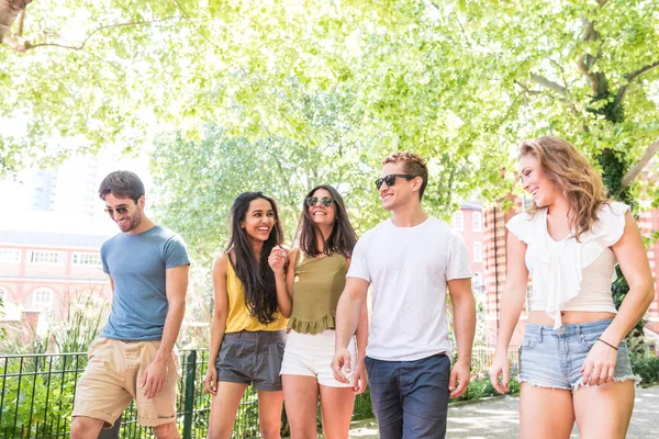 Feliz Grupo Multirracial Amigos Divirtiéndose Riéndose Juntos Parque Personas Multiétnicas — Foto de Stock