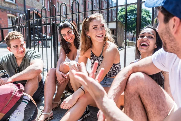 Grupo Amigos Conversando Divirtiéndose Personas Multiétnicas Disfrutando Del Tiempo Juntos — Foto de Stock
