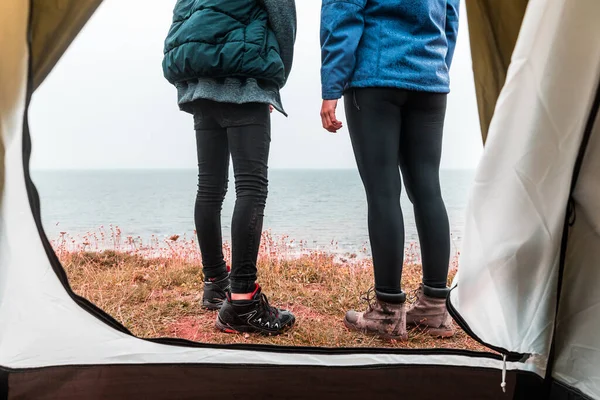 Couple Debout Hors Tente Près Des Jambes Vue Intérieur Une — Photo