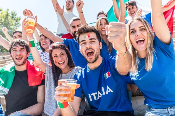 Italienische Fans Feiern Stadion Mit Fahnen Gruppe Von Fans Schaut — Stockfoto