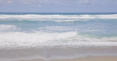 Cornwall 'da deniz kenarında süper yavaş dalgalar ve plaj