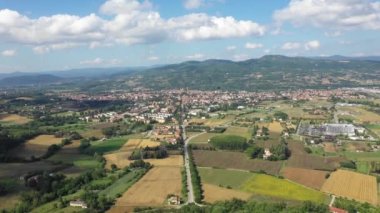 İtalya 'nın yeşil tepeleri ve kırsal kesiminin havadan görünüşü