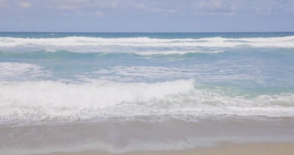 Σούπερ κύματα αργής κίνησης και παραλία στην Κορνουάλη — Αρχείο Βίντεο