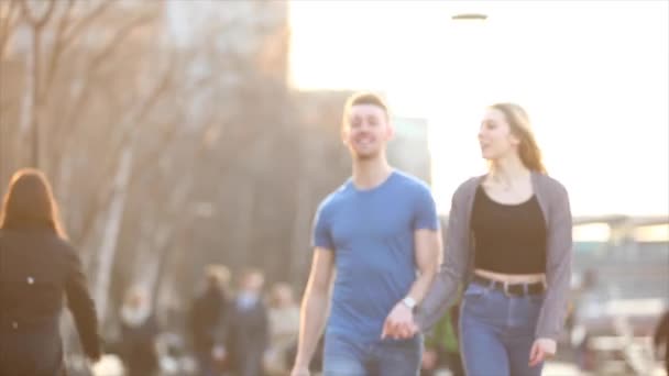 Счастливая пара ходит и смеется в Лондоне — стоковое видео
