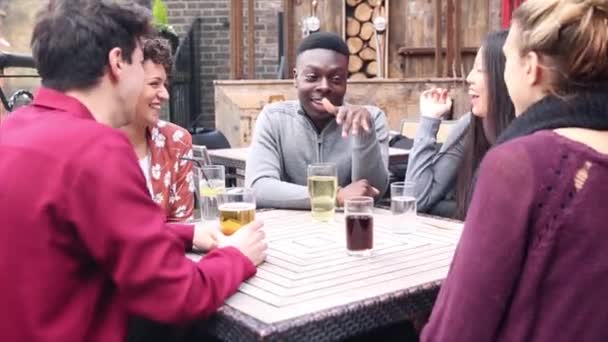 Groupe d'amis prenant un verre au pub de Londres, parlant et riant — Video