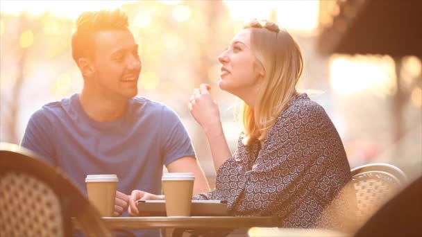 Pareja feliz tomando un café juntos y disfrutando de la vida en Londres — Vídeo de stock