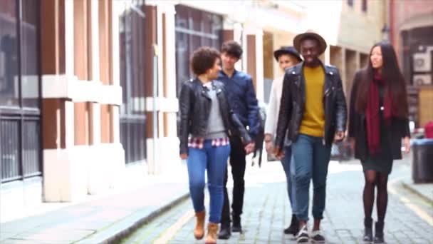 Grupo multirracial de amigos caminando juntos en Londres — Vídeo de stock