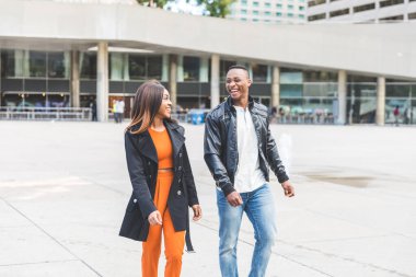 Mutlu siyah çift Toronto 'da eğleniyor - erkek ve kadın gündüzleri yürüyor ve gülüyor - yaşam tarzı ve arkadaşlık veya aşk kavramları