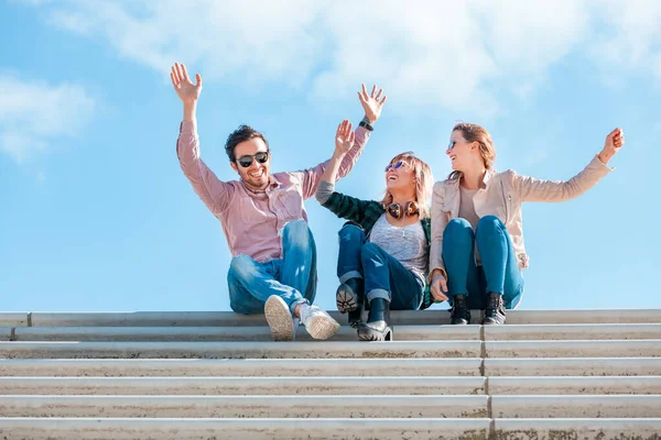 Glückliche Multikulturelle Freunde Die Gemeinsam Spaß Hamburg Haben Zwei Frauen — Stockfoto