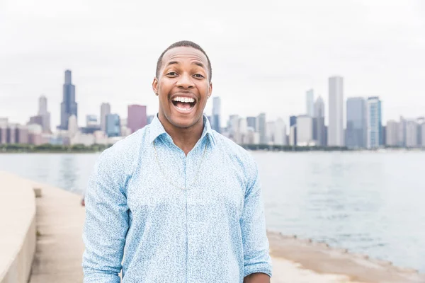 在芝加哥 快乐的黑人男人大声大笑的画像 年轻男人背景地看着镜头 快乐和生活方式的概念 — 图库照片