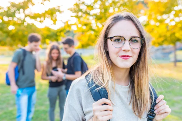 Nastoletni Student Przyjaciółmi Parku Uśmiechnięta Pewna Siebie Dziewczyna Patrząca Kamerę — Zdjęcie stockowe