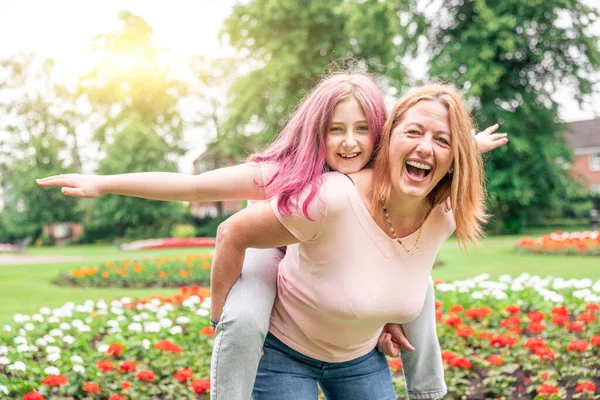 Mulher Menina Brincando Parque Desfrutando Passeio Piggyback Mãe Filha Divertindo — Fotografia de Stock