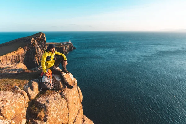 Mann Sitzt Auf Einer Klippe Schottland Wanderer Blickt Einem Sonnigen — Stockfoto