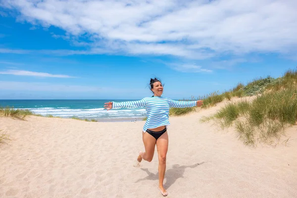 Happy Young Woman Seaside Cornwall Laughing Beautiful Woman Running Sand — Stock Photo, Image