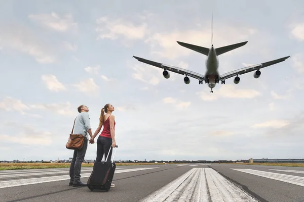 Happy Couple Airport Runway Airplane Landing Man Woman Holding Hands — Stock Photo, Image