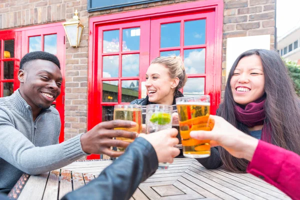 快乐的多种族朋友一起喝酒 与年轻人在伦敦酒吧共度时光的友谊生活方式概念 亚洲人和高加索人 — 图库照片