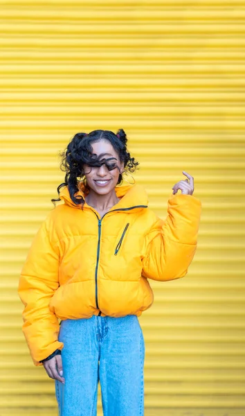 Gelukkig Zwart Vrouw Portret Met Gele Achtergrond Spelen Met Haar — Stockfoto