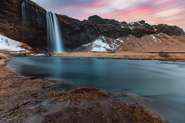 アイスランドのSeljalandsfoss滝 長い露出 雄大なSeljalandsfossのパノラマビュー 夕暮れ時にアイスランド南部の有名な滝 旅行や自然コンセプト — ストック写真