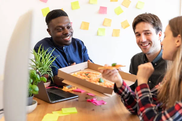 Šťastní Zaměstnanci Kteří Sdílejí Pizzu Startovací Kanceláři Multirasová Skupina Spolupracovníků — Stock fotografie