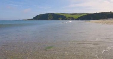 Dalgalar ve uçurumlarla Cornwall sahil manzarası - Yaz sezonu arka planı ve co