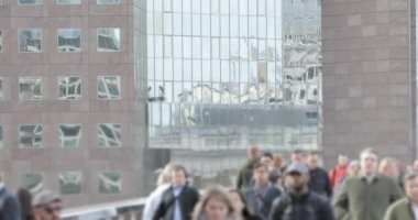 Londra'da yoğun saatlerde yürüyen insanlar