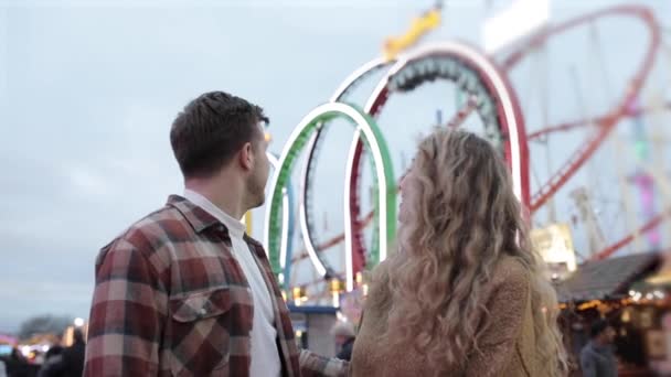 Casal feliz se divertindo no parque de diversões e ficando animado sobre um passeio — Vídeo de Stock