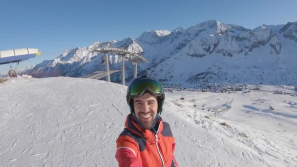 Man op de top van sneeuw hellingen tonen bergen uitzicht — Stockvideo