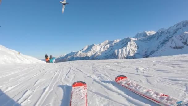 Esquí en las pistas de nieve en las montañas, vista en primera persona — Vídeo de stock