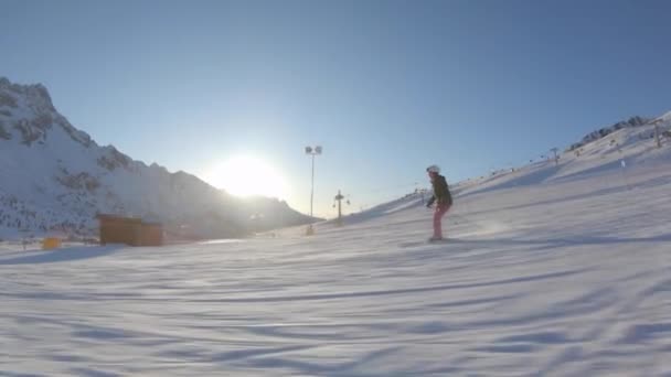 Mujer joven que va cuesta abajo con esquí y divertirse en las pistas — Vídeo de stock