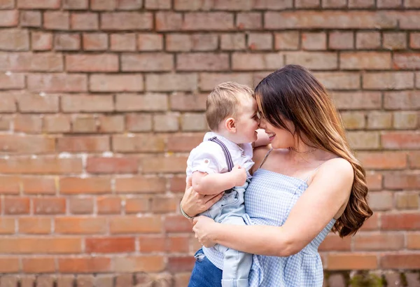 Mutter Und Sohn Spielen Nase Nase Netter Offener Moment Mit — Stockfoto