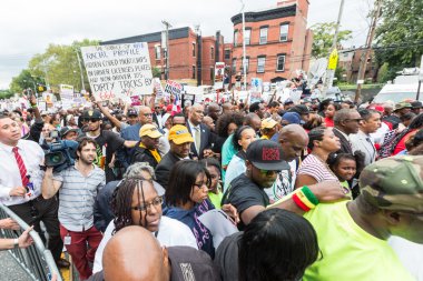 New york, Amerika Birleşik Devletleri - Ağustos 23, 2014: binlerce Mart staten Island eric garner ölüm nypd polisleri tarafından protesto etmek için.