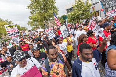 New york, Amerika Birleşik Devletleri - Ağustos 23, 2014: binlerce Mart staten Island eric garner ölüm nypd polisleri tarafından protesto etmek için.