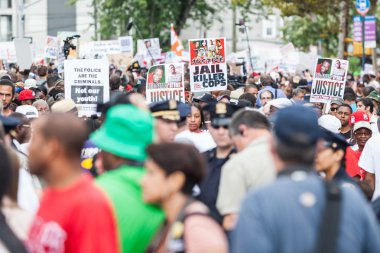 New york, Amerika Birleşik Devletleri - Ağustos 23, 2014: binlerce Mart staten Island eric garner ölüm nypd polisleri tarafından protesto etmek için.