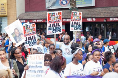 New york, Amerika Birleşik Devletleri - Ağustos 23, 2014: binlerce Mart staten Island eric garner ölüm nypd polisleri tarafından protesto etmek için.