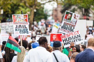 New york, Amerika Birleşik Devletleri - Ağustos 23, 2014: binlerce Mart staten Island eric garner ölüm nypd polisleri tarafından protesto etmek için.