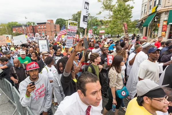 NUEVA YORK, Estados Unidos - 23 de agosto de 2014: Miles de personas marchan en Staten Island para protestar por la muerte de Eric Garner a manos de la policía de Nueva York . —  Fotos de Stock