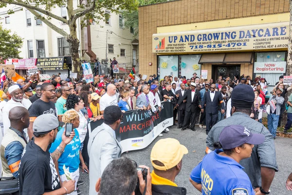 NEW YORK, États-Unis - 23 AOÛT 2014 : Des milliers de personnes défilent à Staten Island pour protester contre la mort d'Eric Garner par les flics de la police de New York . — Photo