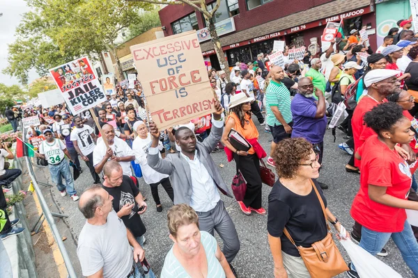 НЬЮ-ЙОРК, США - 23 августа 2014 года: Тысячи людей вышли на Статен-Айленд в знак протеста против смерти Эрика Гарнера полицией Нью-Йорка . — стоковое фото