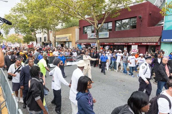 NUEVA YORK, Estados Unidos - 23 de agosto de 2014: Miles de personas marchan en Staten Island para protestar por la muerte de Eric Garner a manos de la policía de Nueva York . —  Fotos de Stock