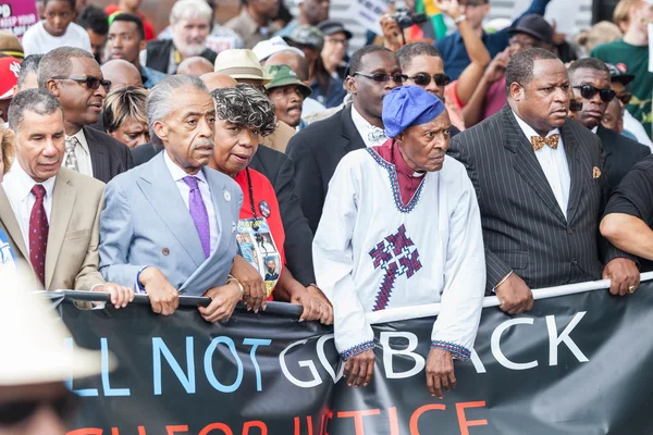 New york, Amerika Birleşik Devletleri - Ağustos 23, 2014: binlerce Mart staten Island eric garner ölüm nypd polisleri tarafından protesto etmek için. — Stok fotoğraf