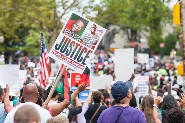 НЬЮ-ЙОРК, США - 23 августа 2014 года: Тысячи людей вышли на Статен-Айленд в знак протеста против смерти Эрика Гарнера полицией Нью-Йорка . — стоковое фото