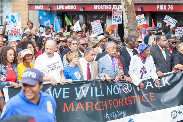 NEW YORK, États-Unis - 23 AOÛT 2014 : Des milliers de personnes défilent à Staten Island pour protester contre la mort d'Eric Garner par les flics de la police de New York . — Photo