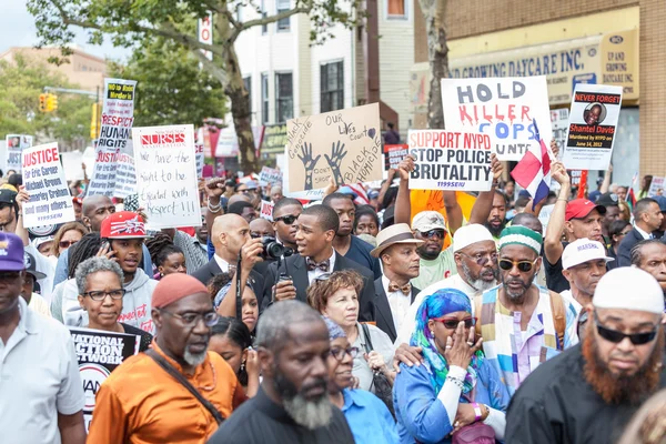 New york, Amerika Birleşik Devletleri - Ağustos 23, 2014: binlerce Mart staten Island eric garner ölüm nypd polisleri tarafından protesto etmek için. — Stok fotoğraf